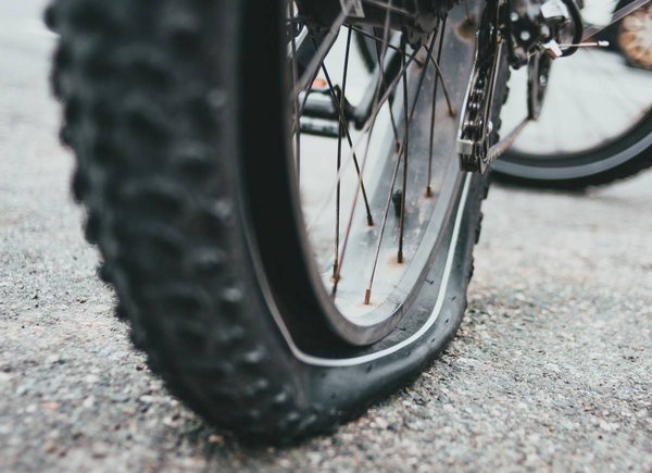 Vélo : combien coûte-t-elle la réparation d'un pneu crevé ?